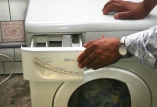 travailleurs dans la recyclerie